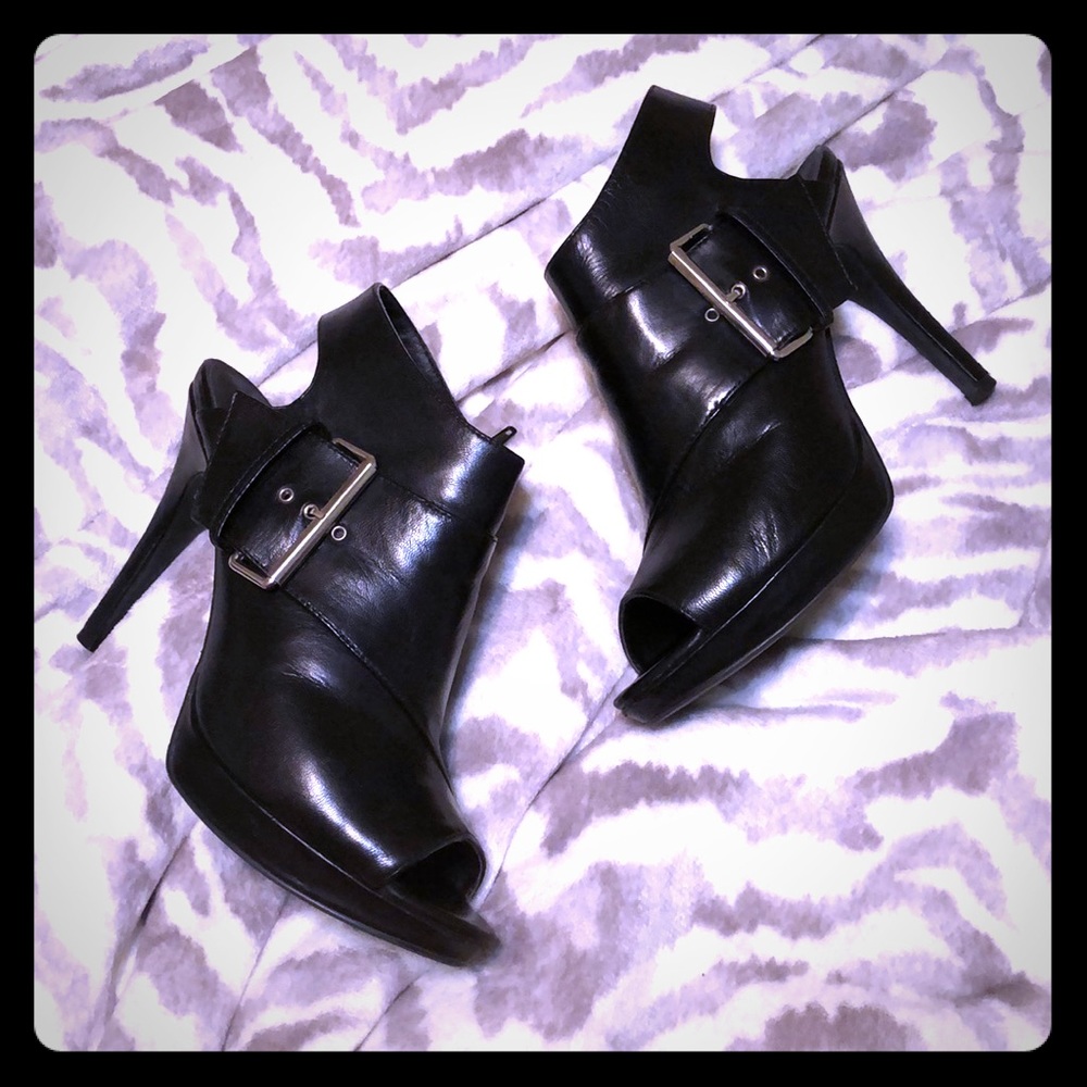 Magnificent black heels with silver buckle